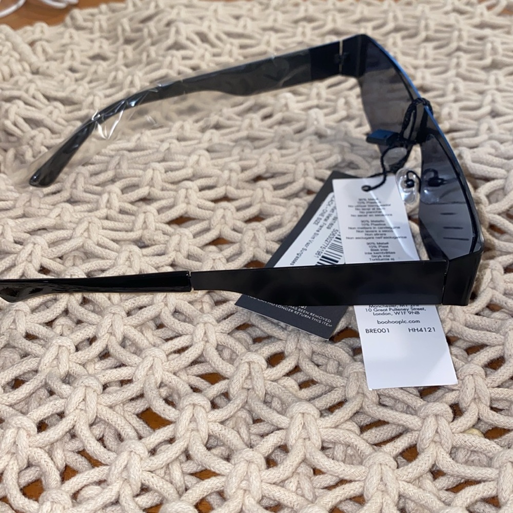 Pretty Little thing Black Matt Metal Frame Slim Visor Sunglasses NWT - Picture 5 of 6